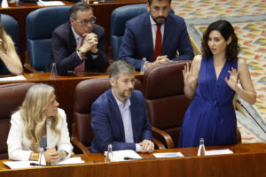 La presidenta de la Comunidad de Madrid, Isabel Díaz Ayuso (d), interviene durante el pleno celebrado este jueves en la Asamblea de Madrid. EFE/Javier Lizón