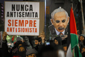 Decenas de personas fueron captadas este martes, 17 de junio, al protestar en una marcha propalestina convocada por colectivos sociales uruguayos, en la Plaza Independencia de Montevideo (Uruguay). EFE/Gastón Britos