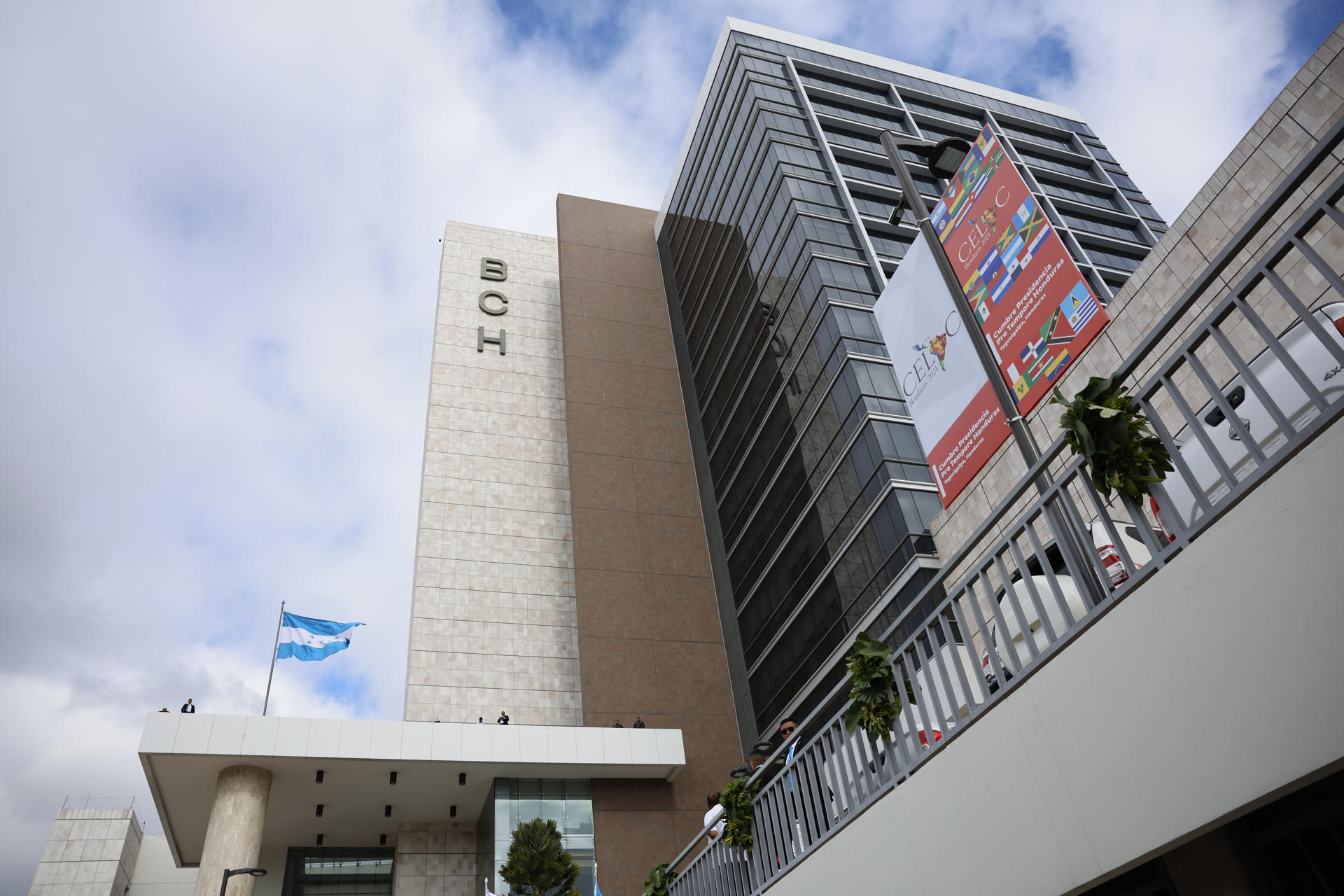 Fotografía de archivo de la fachada del Banco Central de Honduras, en Tegucigalpa (Honduras). EFE/ Bienvenido Velasco