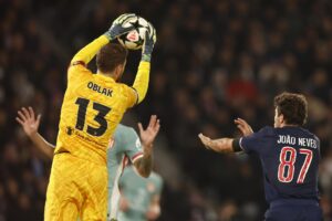 Oblak atrapa un balón en el PSG-Atlético del pasado 6 de noviembre. EFE/EPA/MOHAMMED BADRA