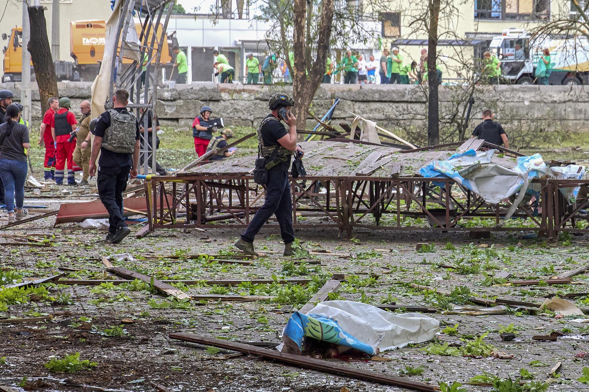 Imagen de una población ucraniana tras los bombardeos rusos. EFE/EPA/SERGEY KOZLOV