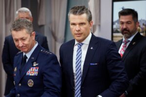 Fotografía de archivo del jefe del Estado Mayor Conjunto de EE.UU., el general de la Fuerza Aérea Dan Caine (i), y el secretario de Defensa de EE. UU., Pete Hegseth (c). EFE/EPA/WILL OLIVER