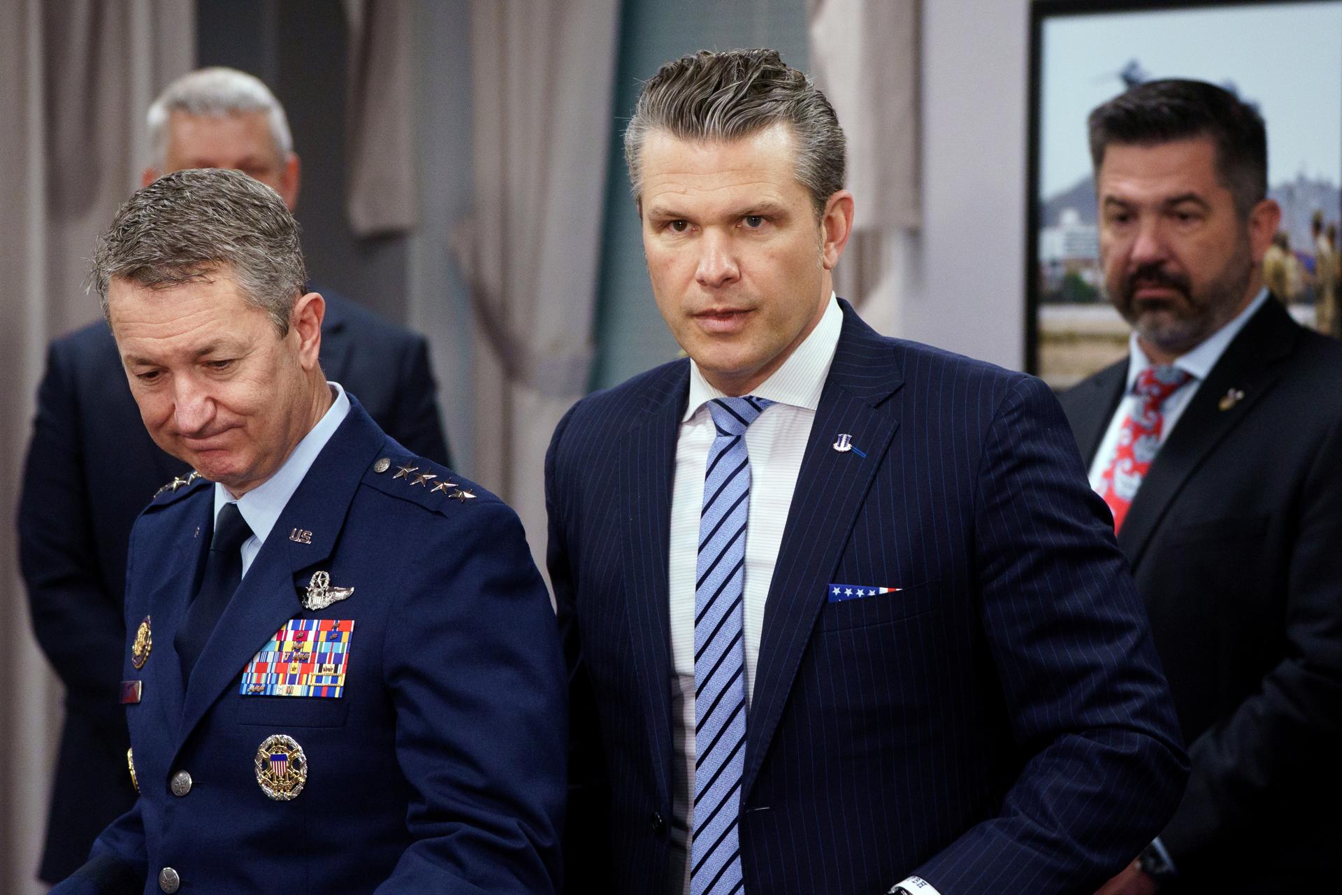 Fotografía de archivo del jefe del Estado Mayor Conjunto de EE.UU., el general de la Fuerza Aérea Dan Caine (i), y el secretario de Defensa de EE. UU., Pete Hegseth (c). EFE/EPA/WILL OLIVER