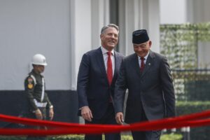 YAKARTA (Indonesia), 05/06/2025.- El ministro de Defensa de Australia, Richard Marles (centro), camina con su homólogo indonesio, Sjafrie Sjamsoeddin, antes de su reunión en Yakarta, Indonesia, el 5 de junio de 2025. Marles visita Indonesia para fortalecer la relación de defensa entre ambos países. EFE/EPA/MAST IRHAM