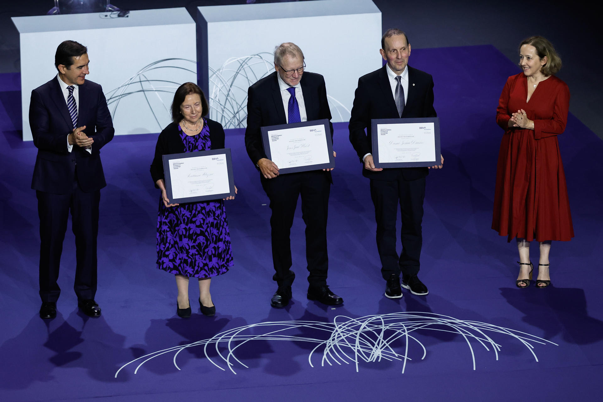 El presidente de la Fundación BBVA, Carlos Torres Vila (i), y la presidenta del Consejo Superior de Investigaciones Científicas (CSIC), Eloísa del Pino Matute, junto a los premiados, premiados, Daniel Joshua Drucker (2d), Svetlana Mojsov (2i), Jens Juul Holst (c), en la XVII edición de los Premios Fronteras del Conocimiento de la Fundación BBVA este jueves, en Bilbao. EFE/ Miguel Toña
