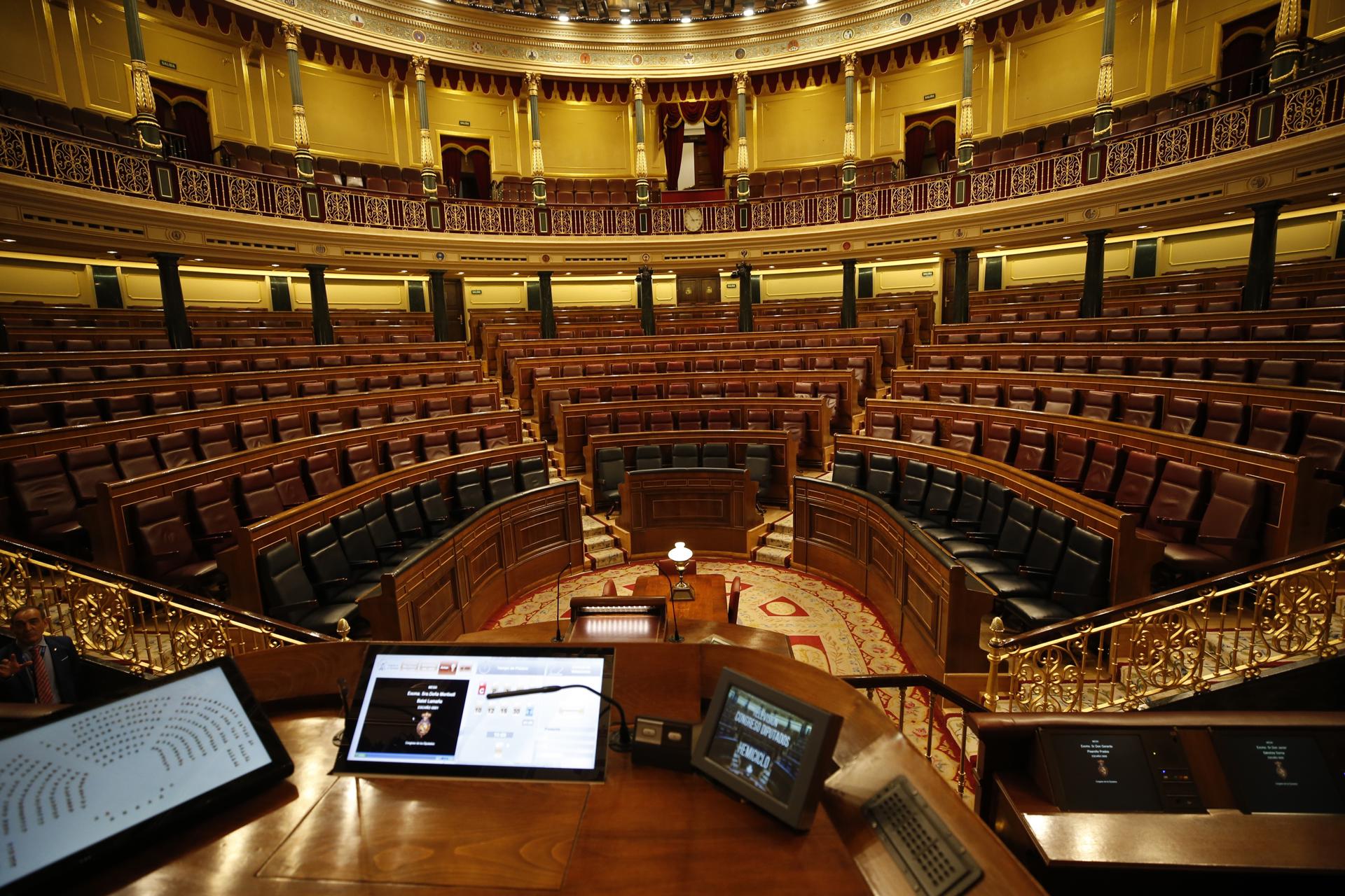 0.- Vista del hemiciclo vacío desde la mesa de la presidenta del Congreso, en una imagen de archivo. EFE/Javier Lizón