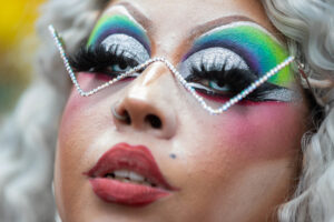 Una persona posa en una marcha por el Día Internacional del Orgullo LGTBI este sábado, en Caracas (Venezuela). EFE/ Ronald Peña R