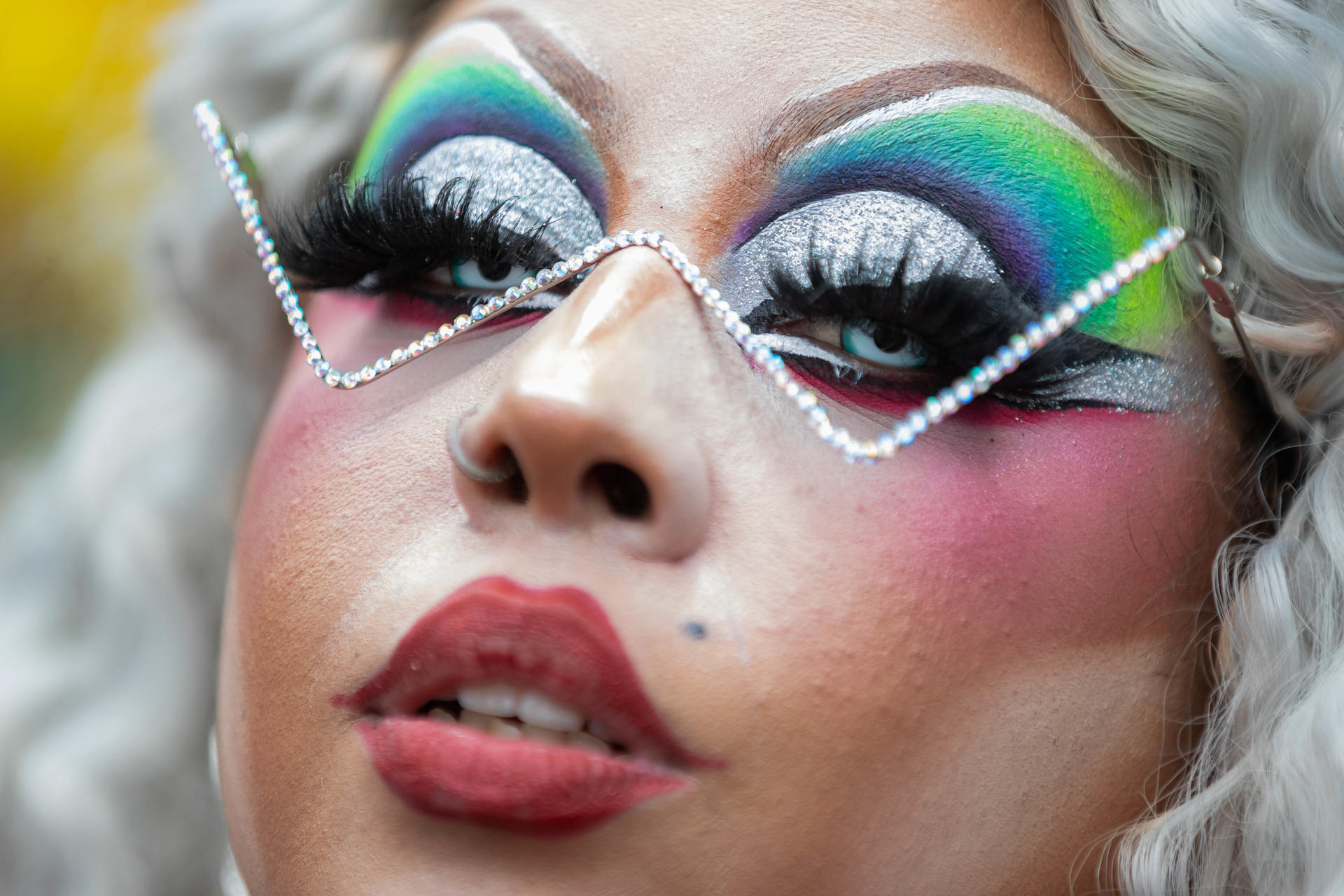 Una persona posa en una marcha por el Día Internacional del Orgullo LGTBI este sábado, en Caracas (Venezuela). EFE/ Ronald Peña R