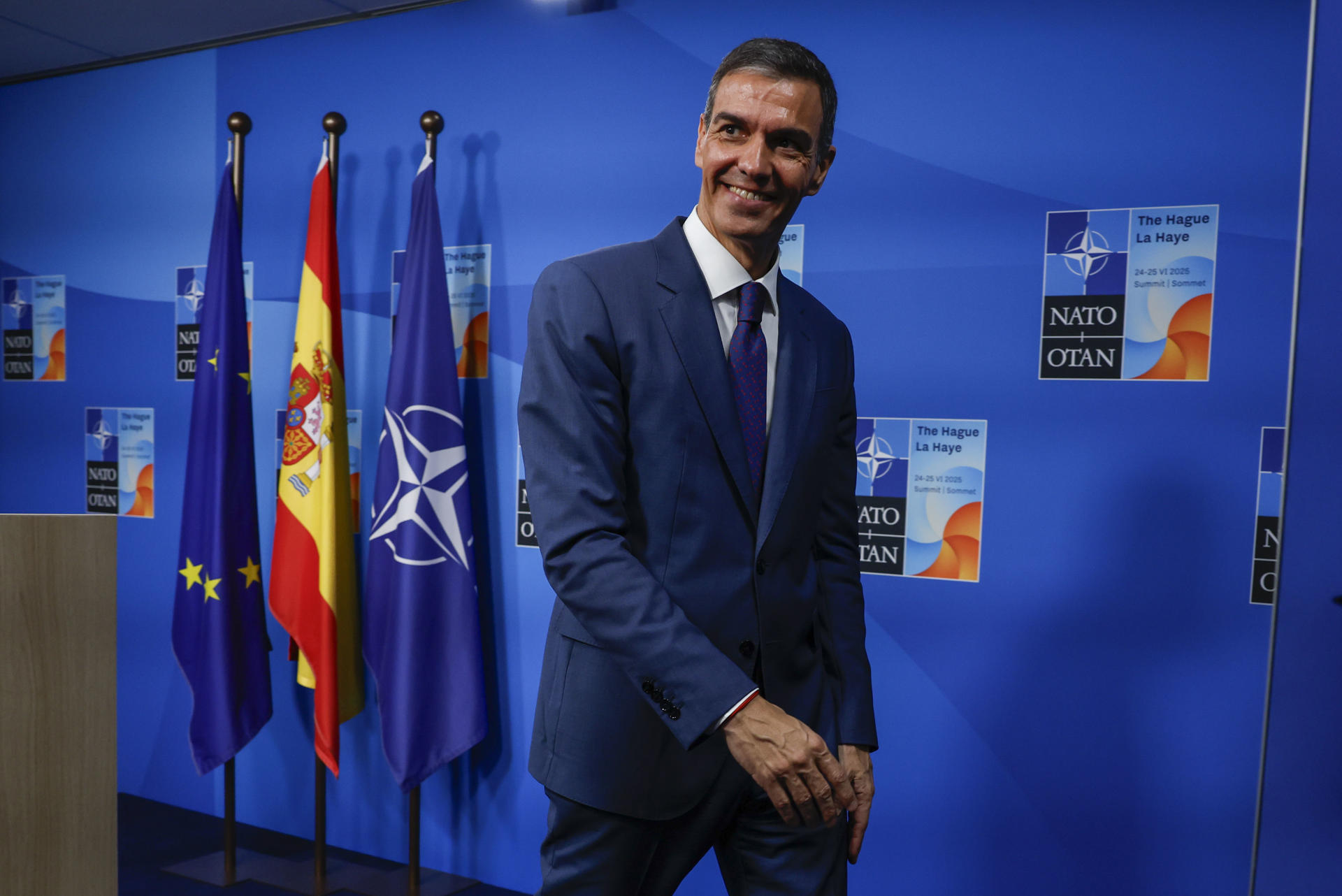El presidente del Gobierno de España, Pedro Sánchez, ofrece una rueda de prensa en el marco de la cumbre de la OTAN que se celebra, este miércoles, en La Haya, Países Bajos. EFE/ J.J. Guillén