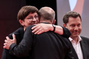 El excanciller alemán Olaf Scholz (C) abraza a la copresidenta del Partido Socialdemócrata de Alemania, Saskia Esken, después de su discurso durante el Congreso del Partido Socialdemócrata de Alemania (SPD) en el City Cube en Berlín, Alemania, 28 de junio de 2025. (Alemania) EFE/EPA/FILIP SINGER