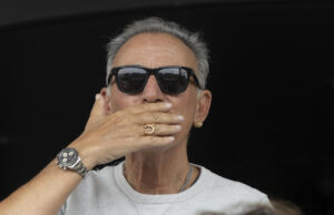 Bruce Springsteen a su llegada este jueves al hotel que se aloja en San Sebastián. El músico estadounidense regresa a San Sebastián, donde ofrecerá dos conciertos -el sábado y el martes-, en su única parada española de la gira 'Land of Hope and Dreams' (Tierra de esperanza y de sueños), que arrancó el 14 de mayo en Manchester.EFE/Javier Etxezarreta
