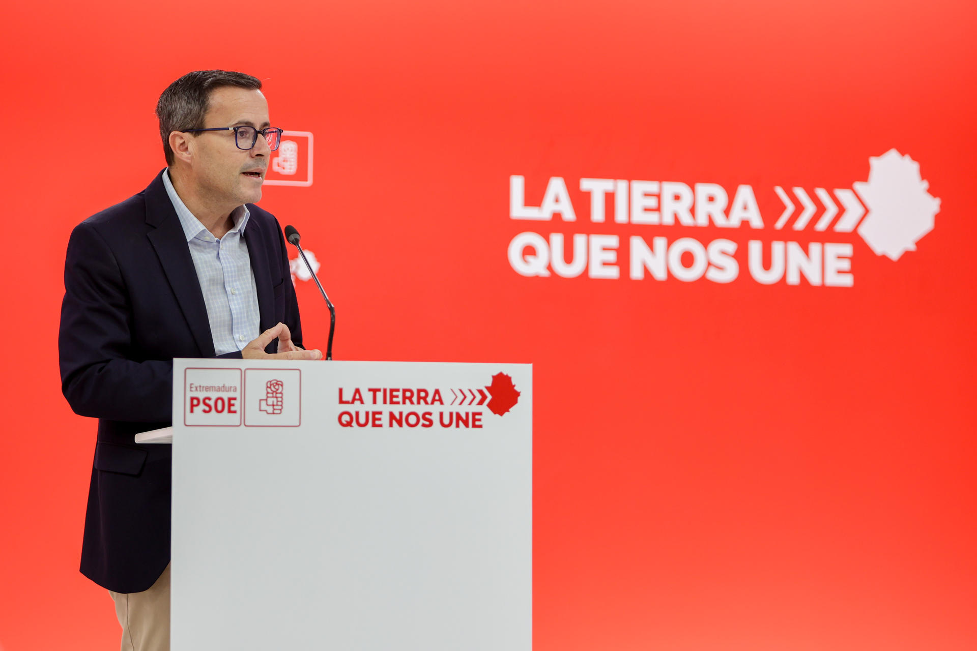 El líder del PSOE de Extremadura, Miguel Ángel Gallardo, durante comparece en rueda de prensa este viernes en la sede del partido en Mérida. EFE/Jero Morales
