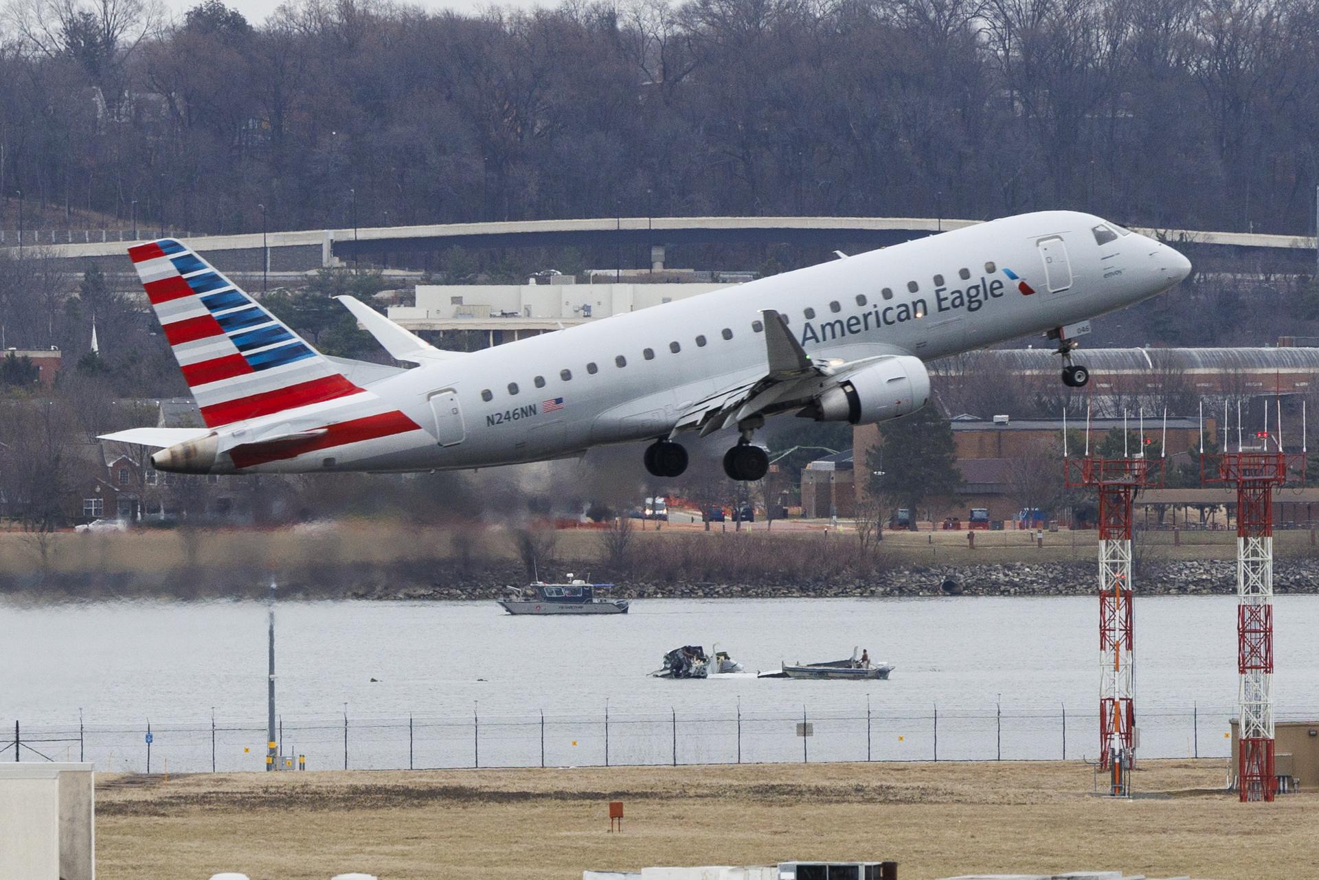 Un avión despega del Aeropuerto Nacional Ronald Reagan de Washington en Arlington, Virginia, EE.UU., en una fotografía de archivo. EFE/SHAWN THEW