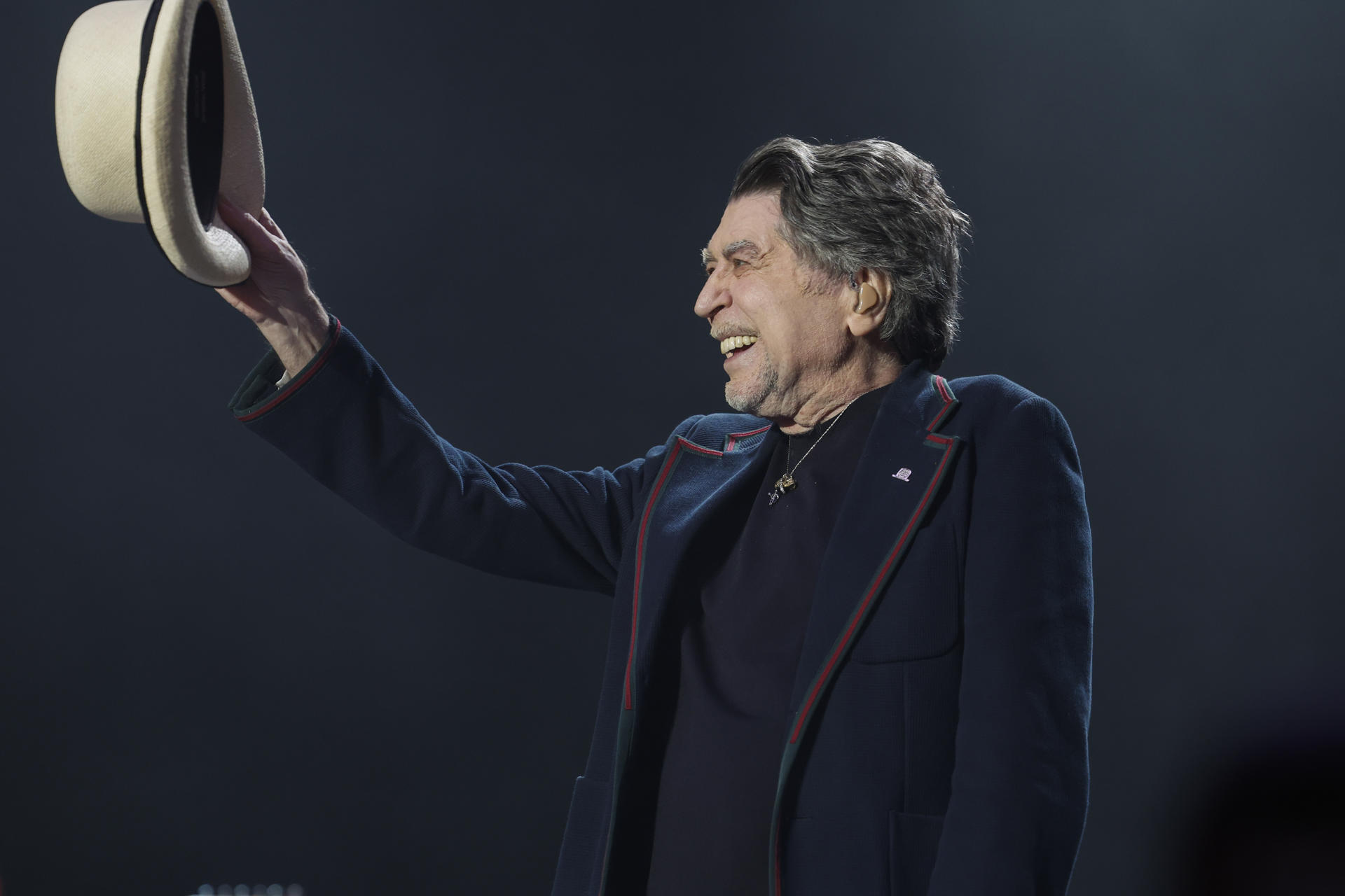 Primer concierto de los dos que Joaquín Sabina ofrece en el Pabellón Príncipe Felipe, en Zaragoza, dentro de la gira 'Hola y adiós' de despedida del cantautor. EFE/Javier Cebollada