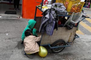 Fotografía de archivo de dos niños en Ecuador. EFE/José Jácome