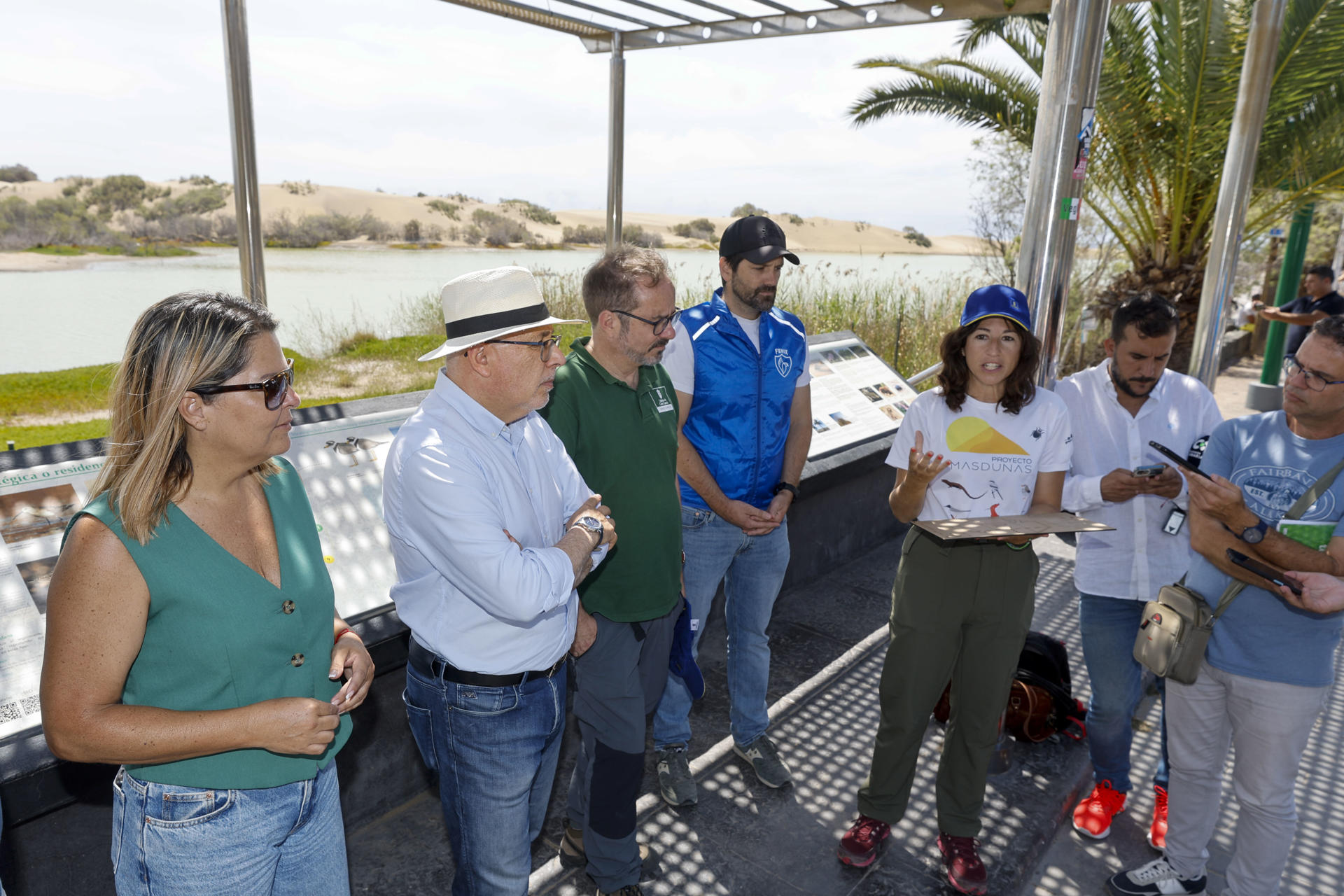 En la imagen, el presidente del Cabildo de Gran Canaria, Antonio Morales (2i), atiende a las explicaciones de la bióloga responsable del proyecto Masdunas y gestora del Espacio Natural Dunas de Maspalomas, Marta Martínez Pérez (3d), sobre la charca de Maspalomas. EFE/ Elvira Urquijo A.