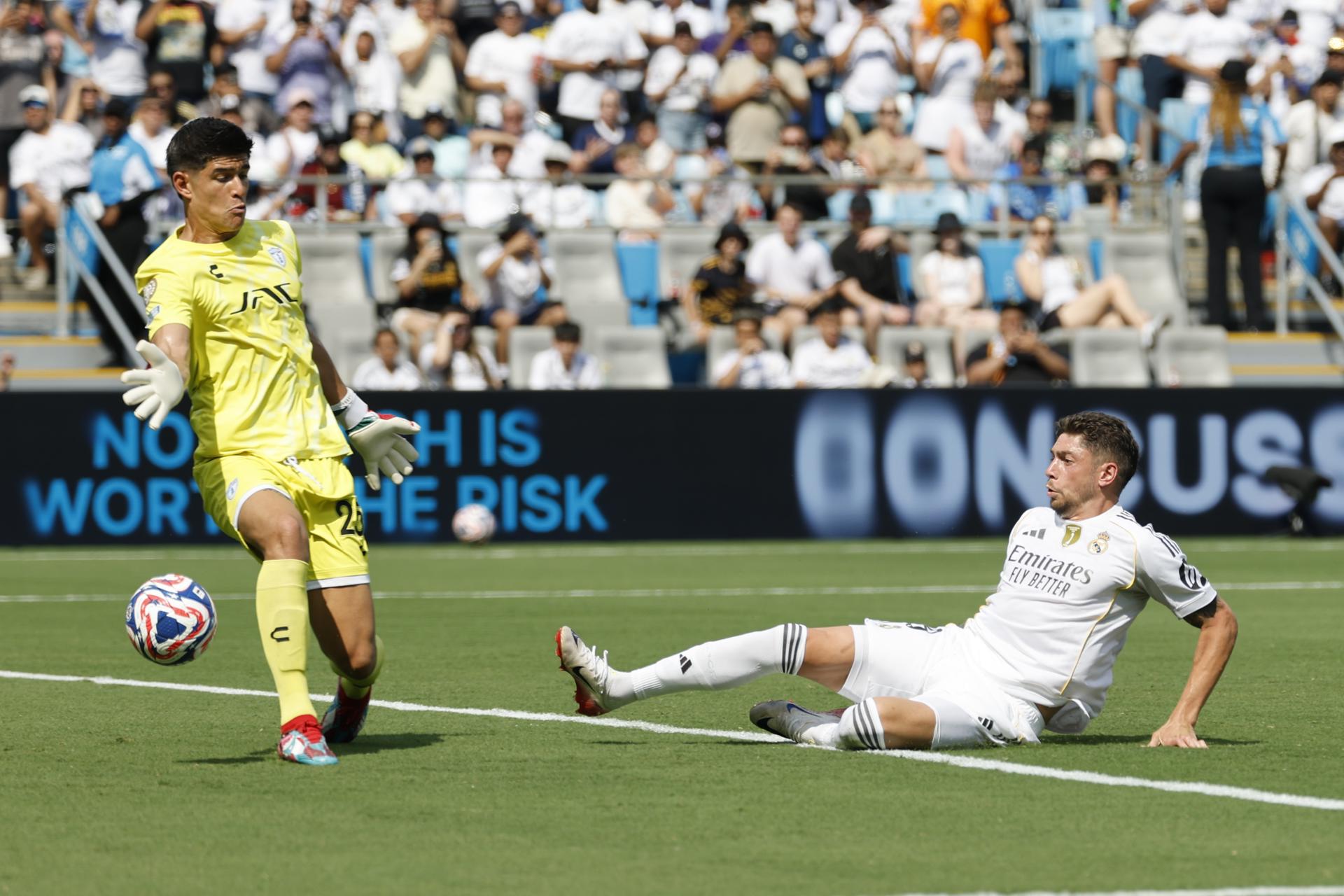 Federico Valverde anota el tercer gol del Real Madrid ante el portero Carlos Moreno, del Pachuca. EFE/EPA/ERIK S. LESSER
