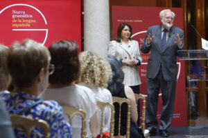 El académico de la RAE y director de la obra, Ignacio Bosque (d) y la académica electa y coordinadora de la edición, Cristina Sánchez (i) durante la presentación este jueves de la segunda edición de la Nueva gramática de la lengua española. EFE/ Mario Moron