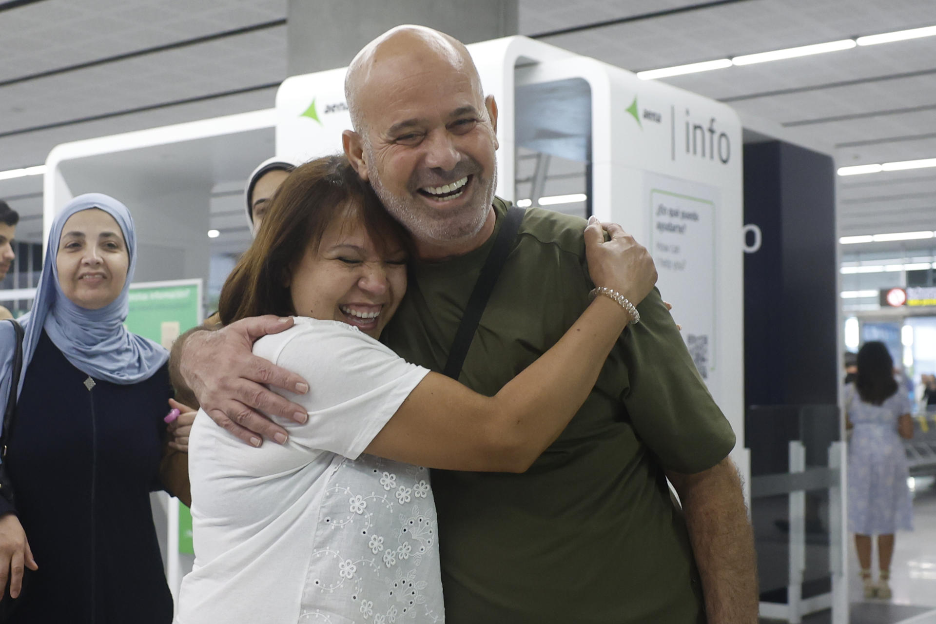 El periodista, productor y traductor gazatí, Kayed Hammad, es recibido por sus familiares a su llegada hoy sábado al aeropuerto de Málaga. EFE / Jorge Zapata.
