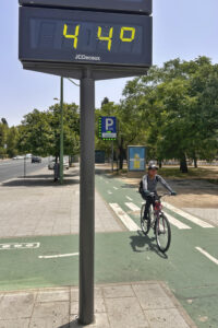 Un termómetro marca 44 grados de temperatura este domingo en Sevilla. EFE/David Arjona