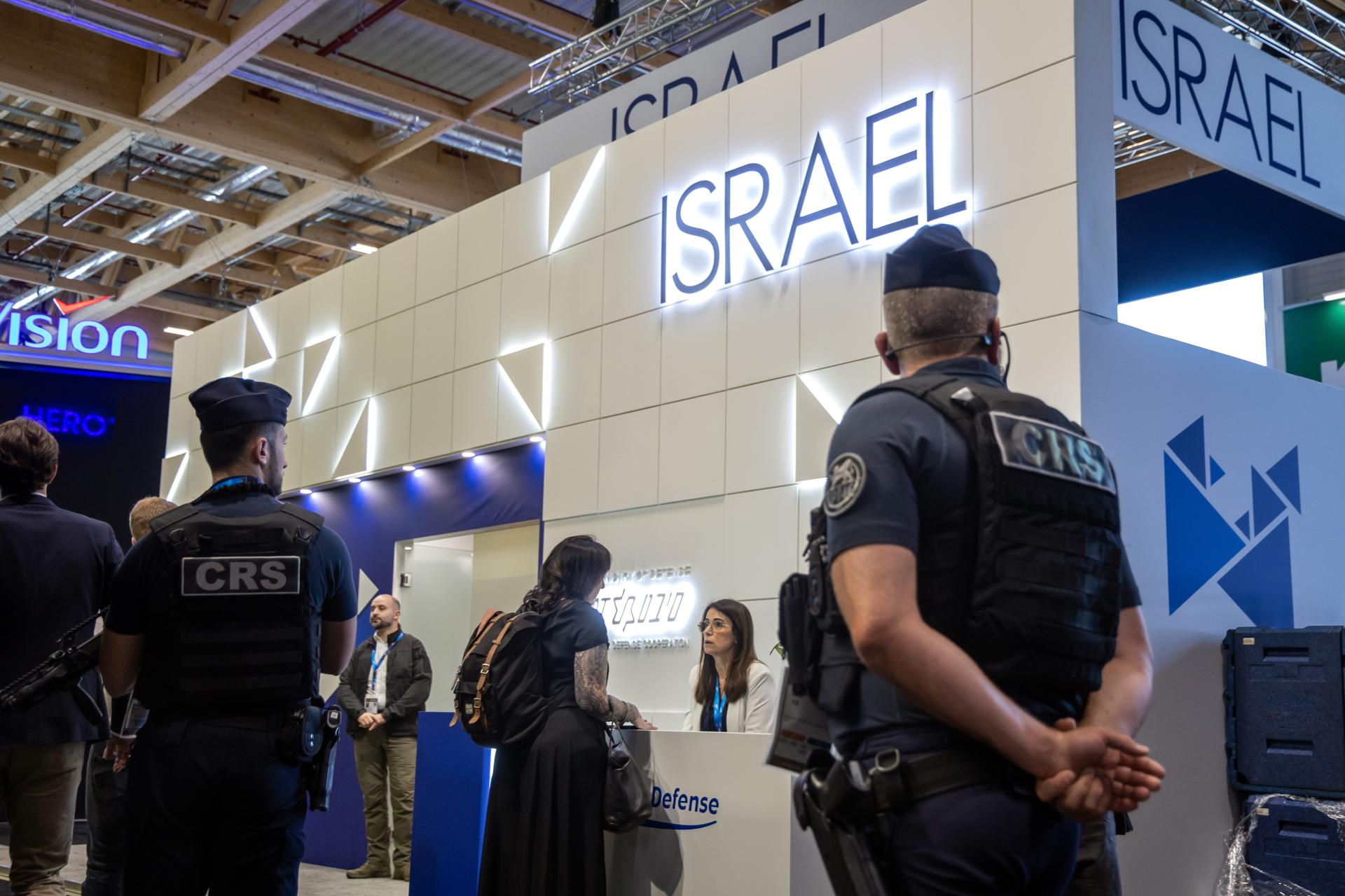 Agentes de la policía francesa patrullan el stand del Ministerio de Defensa de Israel, después de que los organizadores de la exposición levantaran paneles alrededor de los stands de las empresas de defensa israelíes para impedir la presentación de armas ofensivas, durante la 55ª edición del Salón Internacional de la Aeronáutica y el Espacio de París en el aeropuerto de París-Le Bourget, en Le Bourget, cerca de París, Francia, 16 de junio de 2025. El Salón Aeronáutico de París, una de las ferias comerciales más grandes de la industria aeroespacial y espectáculos aéreos del mundo, se celebra del 16 al 22 de junio. (Francia)
EFE/EPA/CHRISTOPHE PETIT TESSON
//////////
LE BOURGET (France), 16/06/2025.- French police officers patrol the stand of the Israel Defense Ministry, after exhibition's organizers have erected barricades around the booths of Israeli defense companies to prevent the presentation of offensive weapons, during the 55th edition of the International Paris Air Show at the Paris-Le Bourget Airport, in Le Bourget, near Paris, France, 16 June 2025. The Paris Air Show, one of the largest trade fairs of the aerospace-industry and air shows in the world, runs from 16 to 22 June. (Francia) EFE/EPA/CHRISTOPHE PETIT TESSON