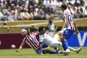El defensor francés del Atlético de Madrid, Clement Lenglet, frena el avance del delantero de Botafogo Igor Jesus (c) durante el partido de la última jornada de la fase de grupos del Mundial de Clubes jugado este lunes en Pasadena (California). EFE/EPA/CAROLINE BREHMAN