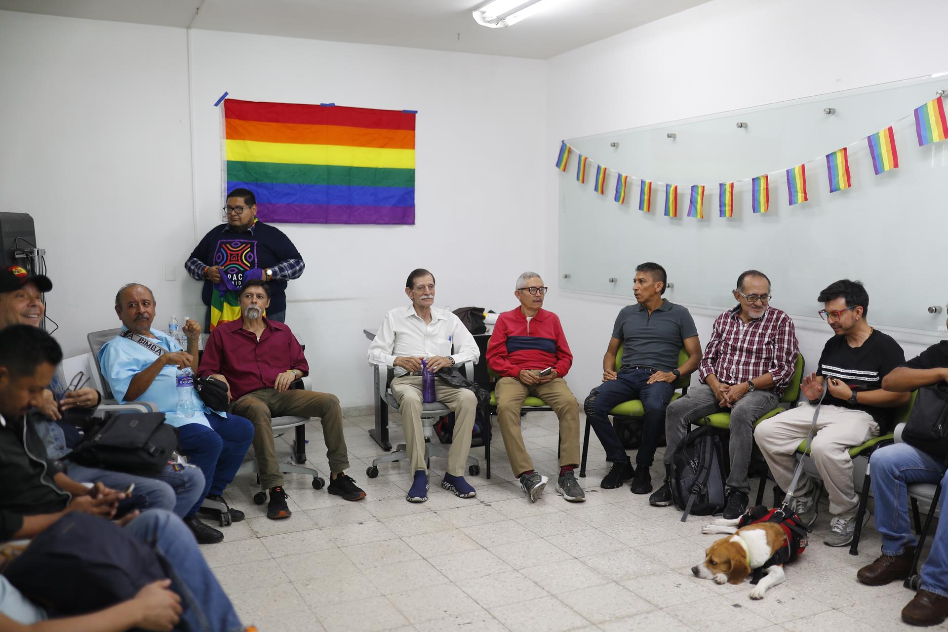 Adultos mayores de la comunidad LGTBI participan en un conversatorio este sábado, en Guadalajara (México). EFE/ Francisco Guasco