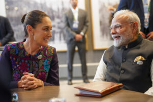 Fotografía cedida por la presidencia de México, de la mandataria mexicana, Claudia Sheinbaum (i), durante una reunión con el primer ministro de la India, Narendra Modi (d), en el marco de la Cumbre de Líderes del G7 en Kananaskis (Canadá). EFE/ Presidencia de México /SOLO USO EDITORIAL/NO VENTAS/SOLO DISPONIBLE PARA ILUSTRAR LA NOTICIA QUE ACOMPAÑA (CRÉDITO OBLIGATORIO)