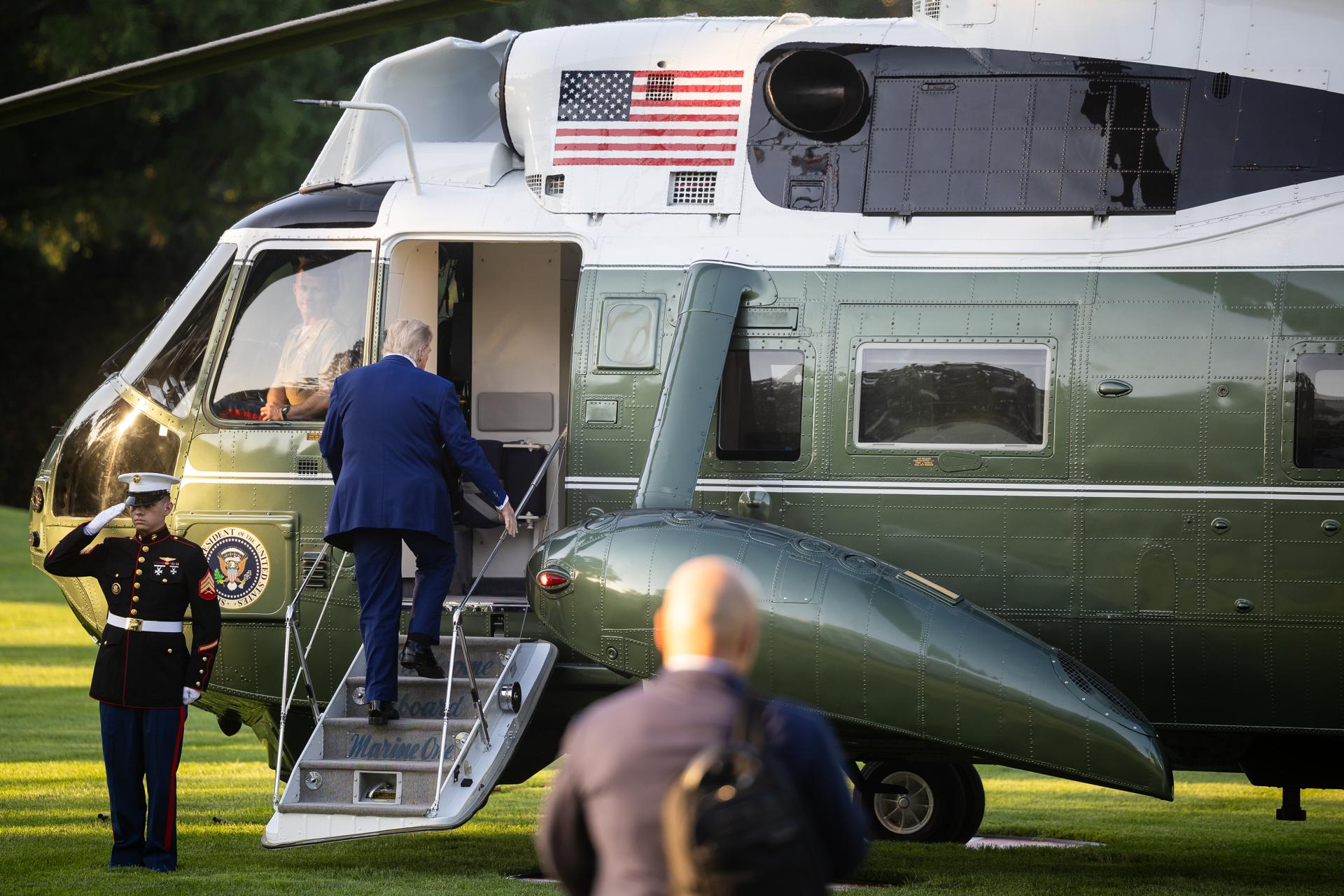 El presidente de Estados Unidos, Donald Trump, aborda el Marine One en el jardín sur de la Casa Blanca, en Washington, DC, EE. UU., el 24 de junio de 2025. EFE/EPA/FRANCIS CHUNG / POOL