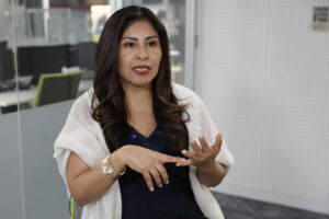 La peruana Milagros Salazar, fundadora del portal Convoca.pe, y coordinadora del equipo que ha recibido el premio rey de España de Periodismo Narrativo 2025, durante una entrevista con EFE este martes en Madrid. 'Dorada Opacidad: los mecanismos oscuros del tráfico masivo del oro en Sudamérica' es el título del trabajo por el que mañana miércoles este grupo de periodistas de cinco países latinoamericanos recibirán el galardón de manos de Felipe VI en la Casa de América de Madrid. EFE/Chema Moya
