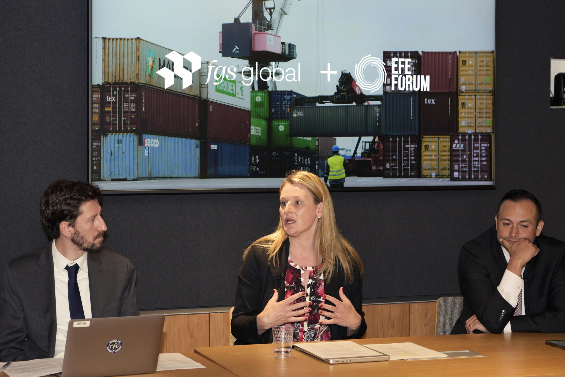 Fotografía de la socia directora de FGS Global, Sarah Trister (c), hablando junto al delegado de la oficina de EFE en Washington, Jairo Mejía (i), y el asociado y asesor en Política Comercial en Sandler, Travis & Rosenberg, David Olave, durante el foro Comercio, aranceles y diplomacia: un análisis de las relaciones de Estados Unidos con América Latina y España, en Washington (Estados Unidos). EFE/ Lenin Nolly