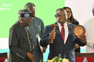 El presidente de Nigeria, Bola Ahmed Tinubu (izquierda), cede la presidencia rotativa de la Comunidad Económica de Estados de África Occidental (Cedeao) a su homólogo de Sierra Leona, Julius Maada Bio, en la cumbre que el bloque celebró este domingo en la capital nigeriana, Abuya. EFE/Presidencia de Nigeria