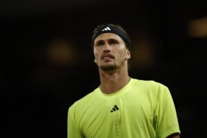 Fotografía de Yoan Valat, en la que puede verse en una imagen de archivo del 4 de junio de 2025 al alemán Alexander Zverev, quien este viernes alcanzó las semifinales del torneo de Halle. EFE