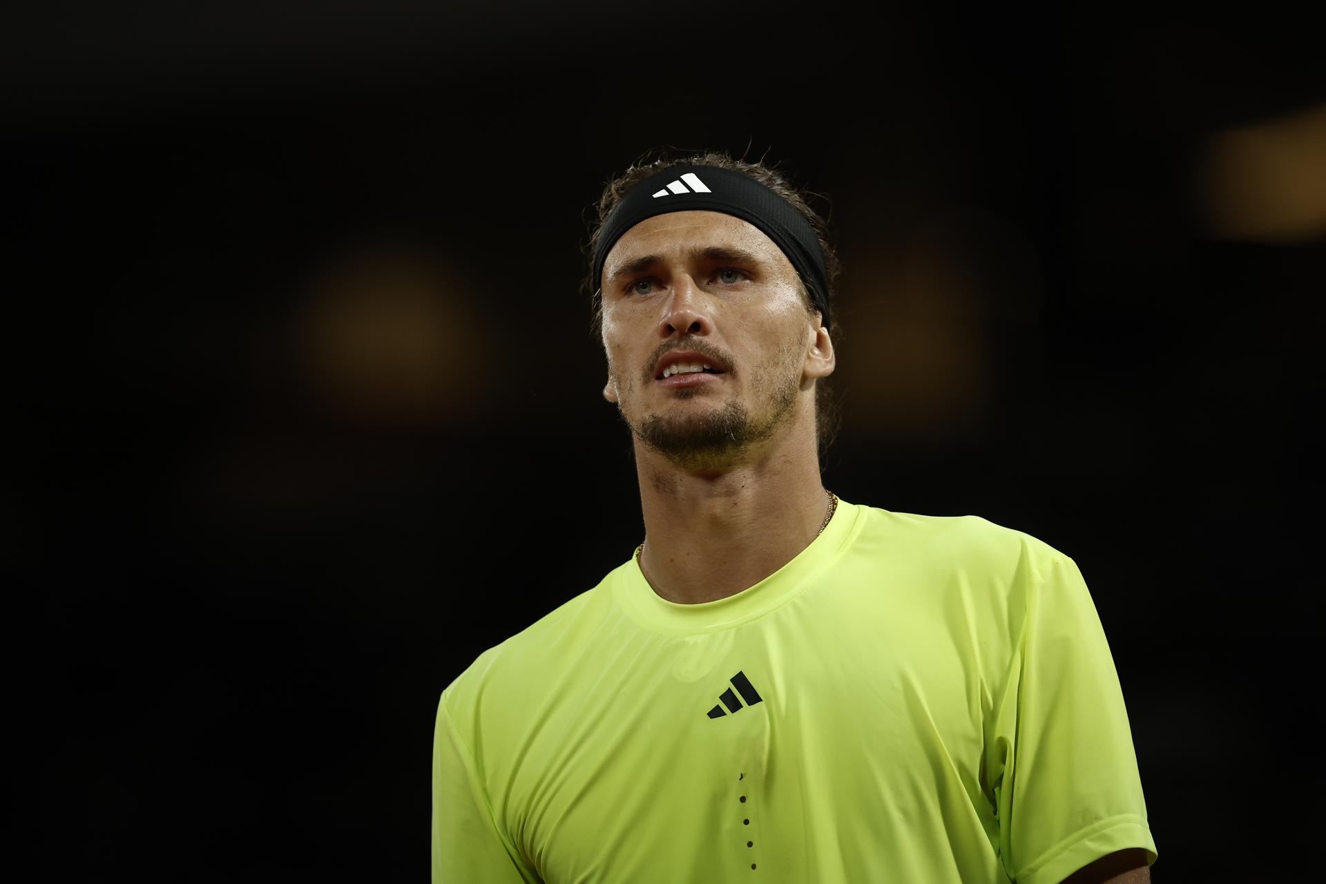 Fotografía de Yoan Valat, en la que puede verse en una imagen de archivo del 4 de junio de 2025 al alemán Alexander Zverev, quien este viernes alcanzó las semifinales del torneo de Halle. EFE