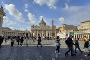 Fotografía de archivo de la basílica de San Pedro en el Vatican. .EFE/ Joan Mas
