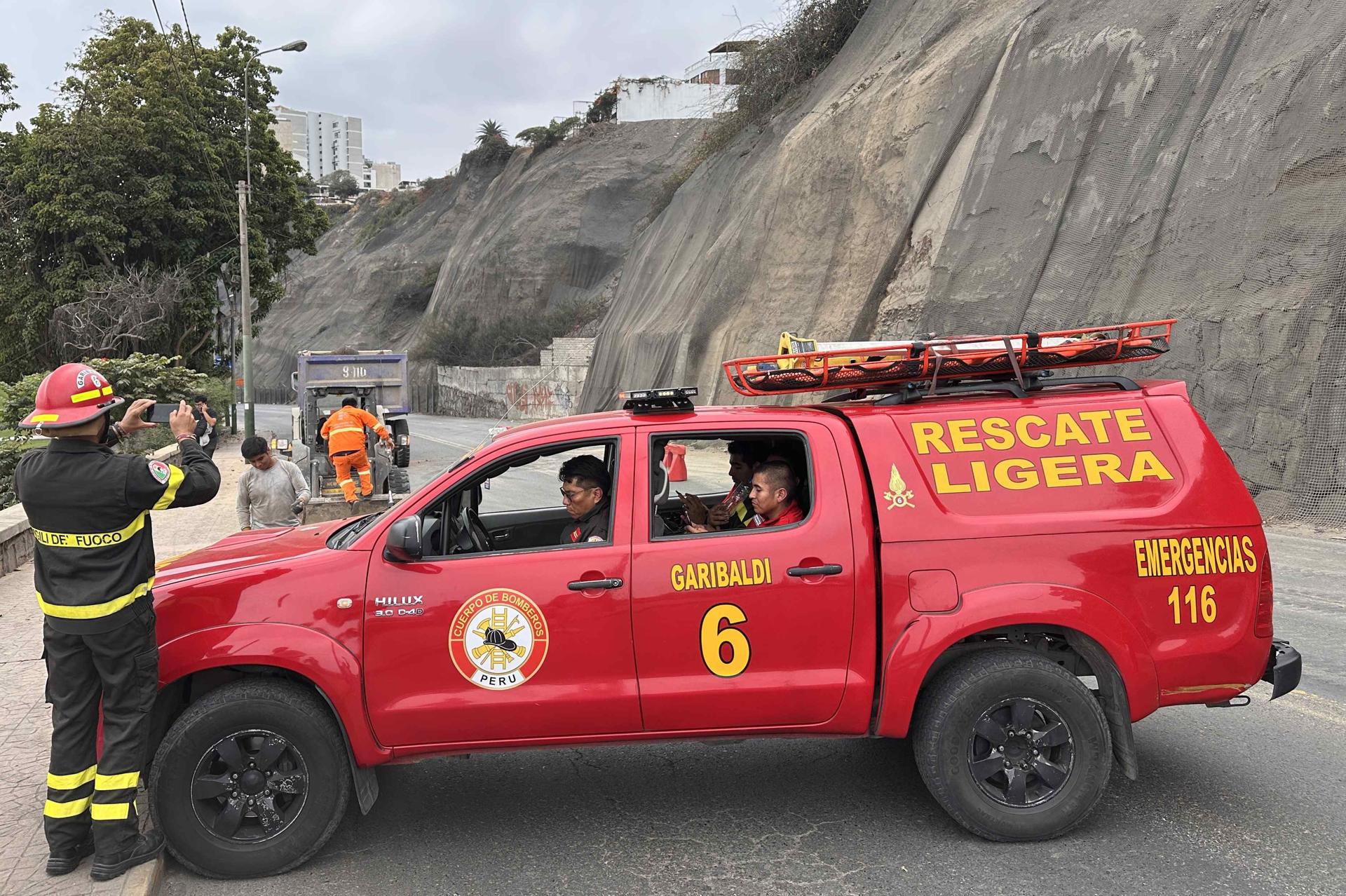 AME6353. LIMA (PERÚ), 15/06/2025.- Integrantes de equipos de rescate cierran la avenida Costa Verde por derrumbes en el acantilado, producto del sismo ocurrido este domingo, en Lima (Perú). Un terremoto de magnitud 6.1 remeció la ciudad de Lima y la vecina Callao causando zozobra en la población, especialmente en los edificios altos, aunque sin reportes oficiales de daños personales y materiales. EFE/Mikhail Huacán