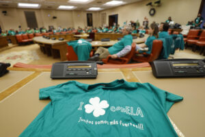 Enfermos de ELA y acompañantes presencian desde una sala contigua el pleno del Congreso de los Diputados que aprobó la ley ELA. EFE/ Sergio Pérez