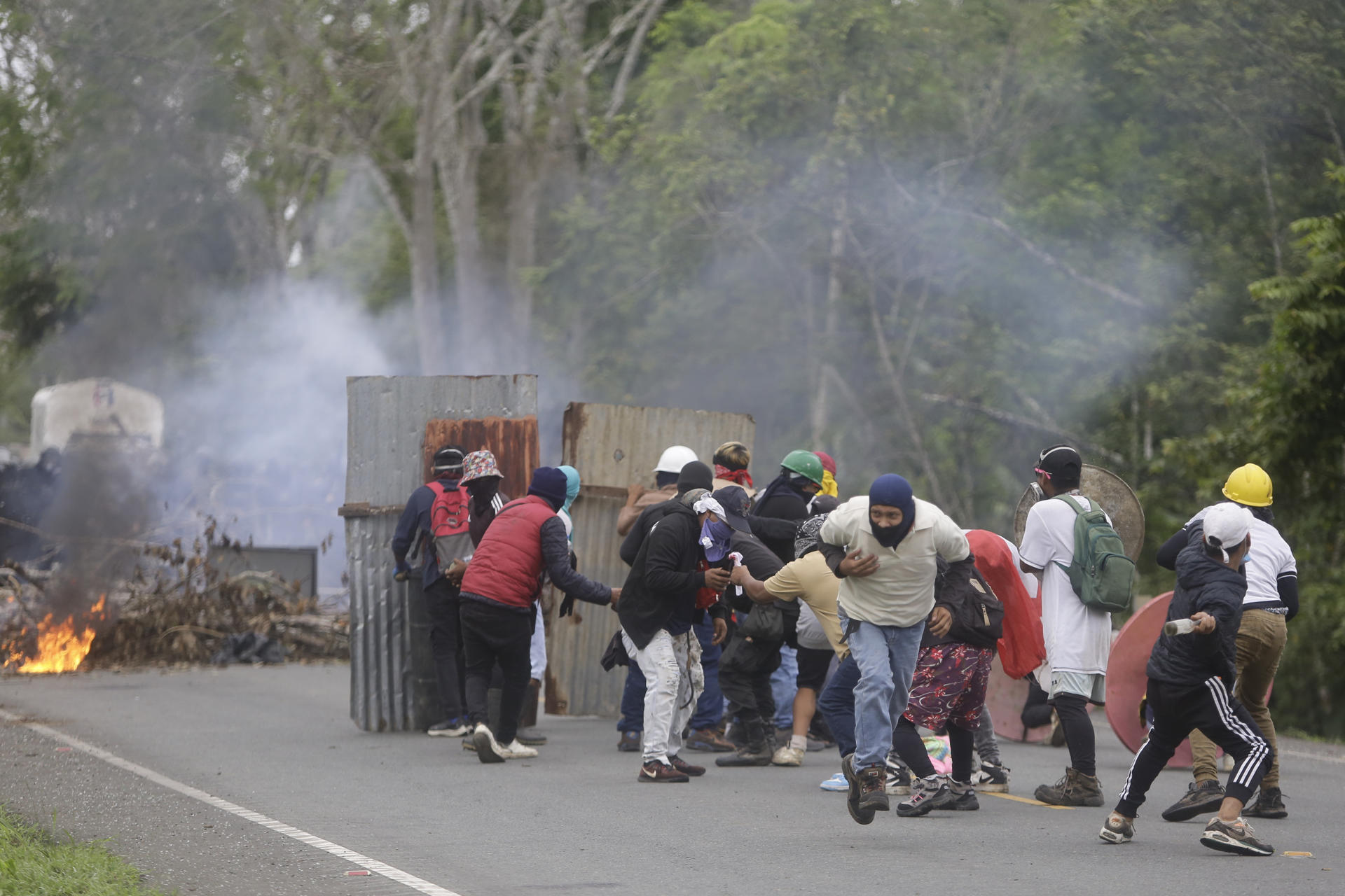 Personas se enfrentan con integrantes de la Policía de Panamá, durante una manifestación contra la reforma a la seguridad social este jueves, en Arimae (Panamá). EFE/ Carlos Lemos
