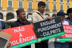 Migrantes bangladesíes sostienen carteles contra la violencia y la impunidad en la concentración convocada por la Casa de Bangladesh en Portugal para pedir justicia por el caso del asesinato de Mahbubul Alam este martes, frente al Ministerio de la Administración Interna (MAI) en Lisboa. EFE/ Carlos Caselles