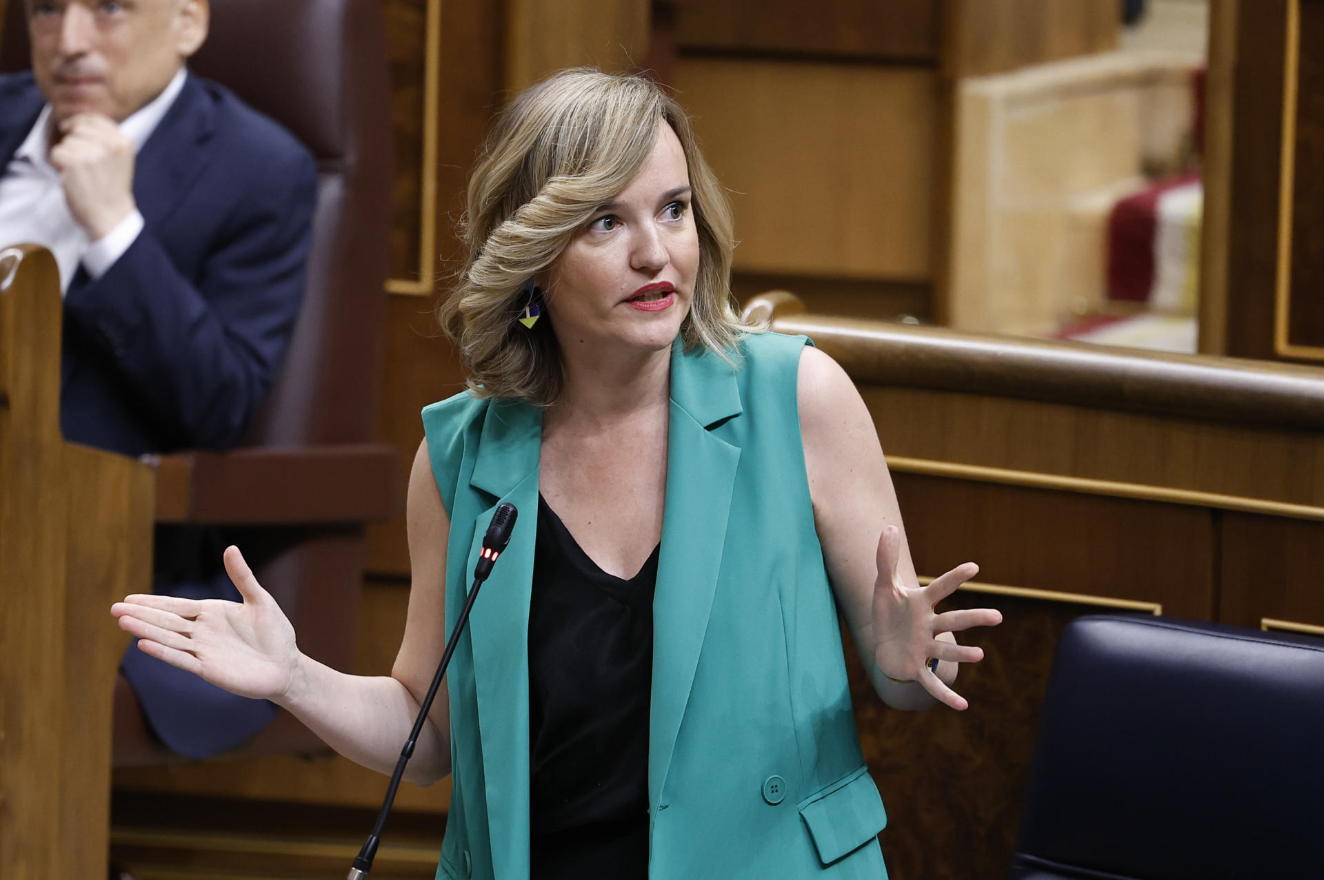 La portavoz del Gobierno y ministra de Educación, Formación Profesional y Deportes, Pilar Alegría, interviene durante la sesión de control al Gobierno en el Congreso de los Diputados, este miércoles. EFE/Chema Moya