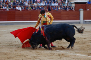 El diestro Morante de la Puebla da un pase a su primer astado  durante la corrida de la prensa de la Feria de San Isidro, con reses de Garcigrande, este miércoles en la Plaza de Toros de Las Ventas, en Madrid. EFE/ Juanjo Martín