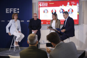 De izquierda a derecha Sara Bieger, CEO de la Cámara Franco- Española de Comercio e Industria; Óscar Vilda, CEO de DAZN España y Portugal; Inmaculada Benito, Directora del departamento de Turismo, Cultura y Deporte del CEOE y Sebastián Lateulade, Fundador y CEO de Sports Summit Global , este martes durante la presentación del "Sports Summit Madrid 2025" en la sede de la Agencia EFE en Madrid. EFE/David Fernández