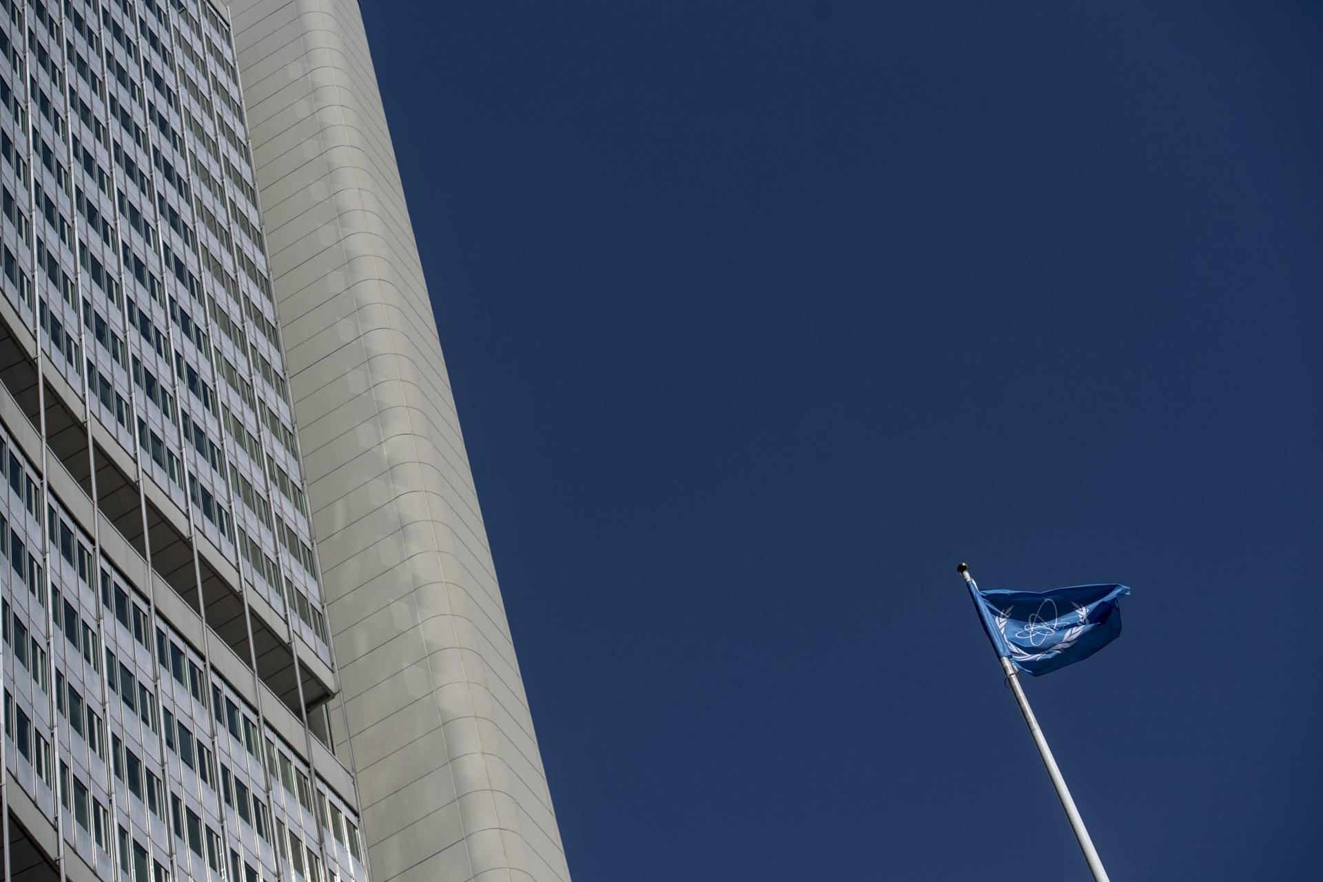 La bandera del Organismo Internacional de Energía Atómica (OIEA) ondea junto a la sede del OIEA en Viena (Austria), en una imagen de archivo. EFE/CHRISTIAN BRUNA