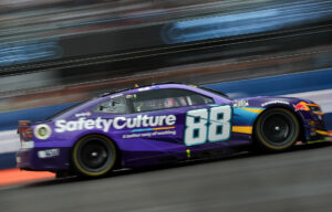 El piloto neozelandeses Shane Van Gisbergen de la escudería Trackhouse Racing, compite durante la carrera final de NASCAR Cup Series. EFE/ Isaac Esquivel