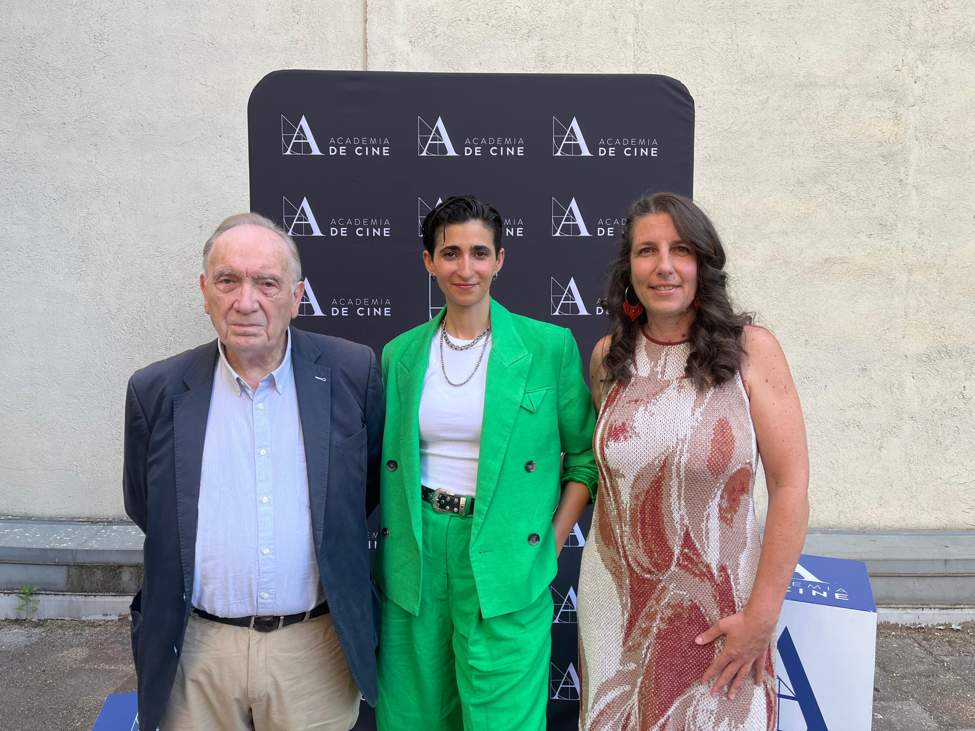 De izda a dcha Mendez-Leite; la actriz, Alba Flores y la directora de Greenpeace España, Eva Saldaña. EFE/ Lucía Pereda