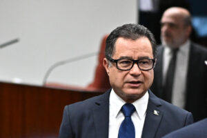 El almirante Almir Garnier, excomandante de la Marina brasileña, participa en la segunda sesión de interrogatorio ante el Tribunal Supremo este martes, en Brasilia (Brasil). EFE/ Andre Borges