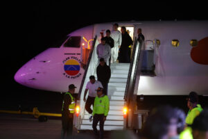 Fotografía del 10 de febrero de 2025 que muestra a ciudadanos venezolanos descendiendo de un avión en el Aeropuerto Internacional Simón Bolívar, en Caracas, tras ser deportados desde EE.UU.. EFE/ Miguel Gutiérrez