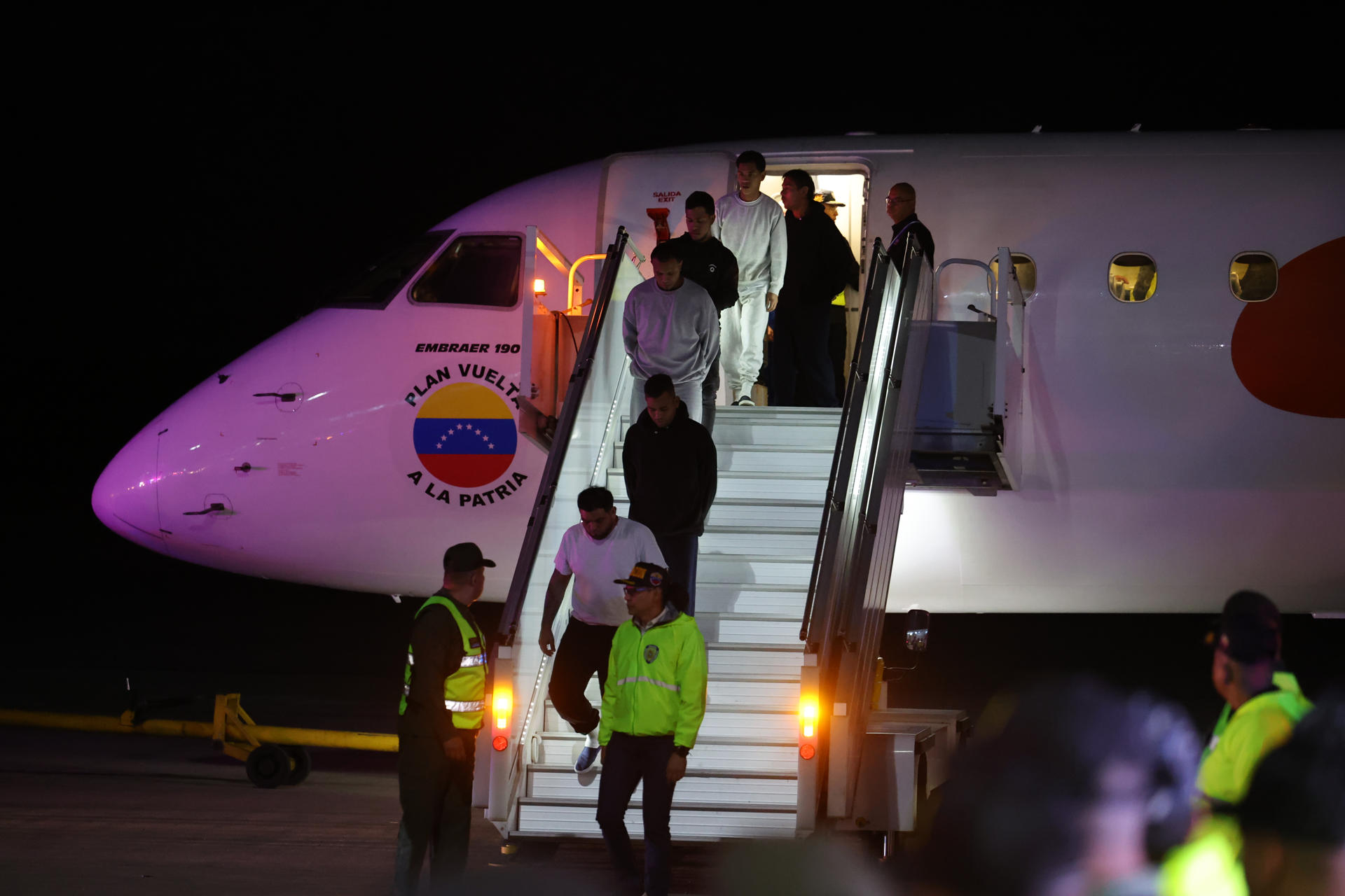 Fotografía del 10 de febrero de 2025 que muestra a ciudadanos venezolanos descendiendo de un avión en el Aeropuerto Internacional Simón Bolívar, en Caracas, tras ser deportados desde EE.UU.. EFE/ Miguel Gutiérrez