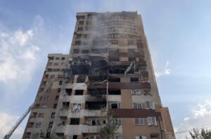 Vista general de un edificio que fue alcanzado por los ataques aéreos israelíes al norte de Teherán, el 13 de junio de 2025. EFE/EPA/ABEDIN TAHERKENAREH