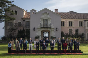 Fotografía cedida por la Presidencia de Chile del presidente de la República Gabriel Boric (c), posando en una fotografía oficial con su gabinete ministerial este domingo, en el Palacio Presidencial de Cerro Castillo, en Valparaíso (Chile). EFE/Presidencia de Chile